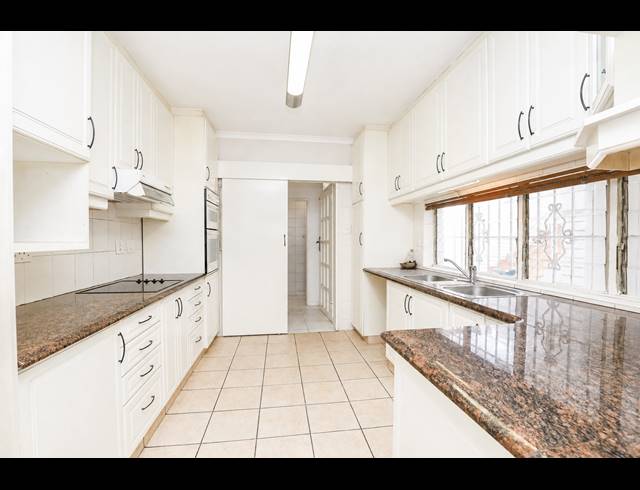 3 BEDROOM TOWNHOUSE FOR SALE IN ESSENWOOD
